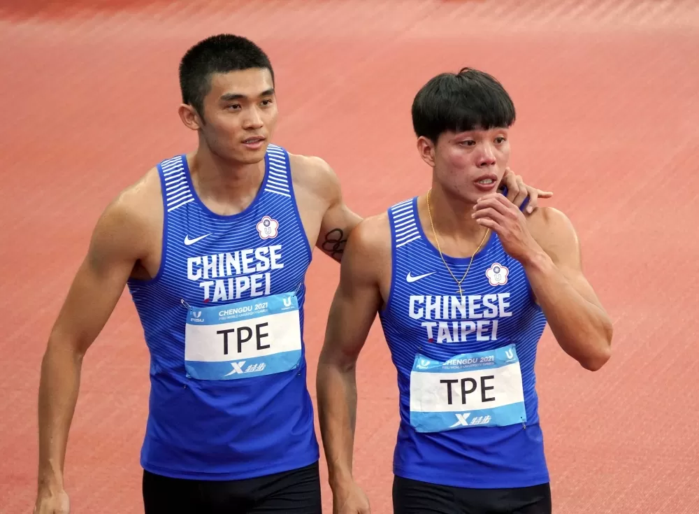 0.03秒之差與獎牌擦肩而過,宋郁鈞(右)留下英雄淚。方芊筑/攝影。