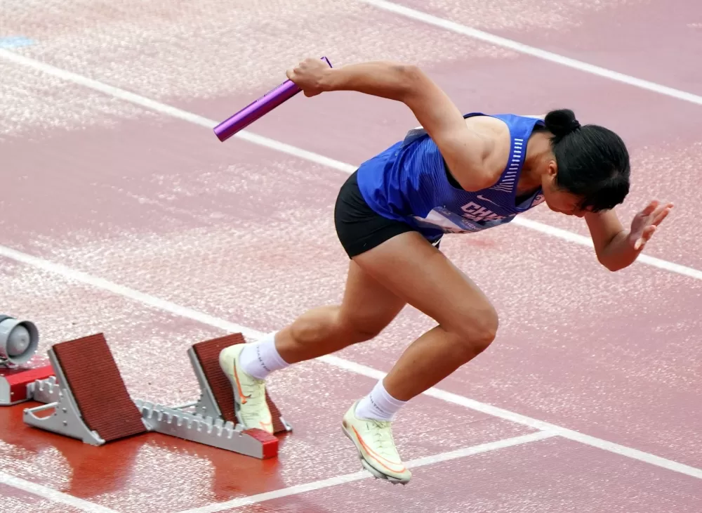 中華女子4x100接力隊由鄭歆瑩擔任第一棒。方芊筑/攝影。