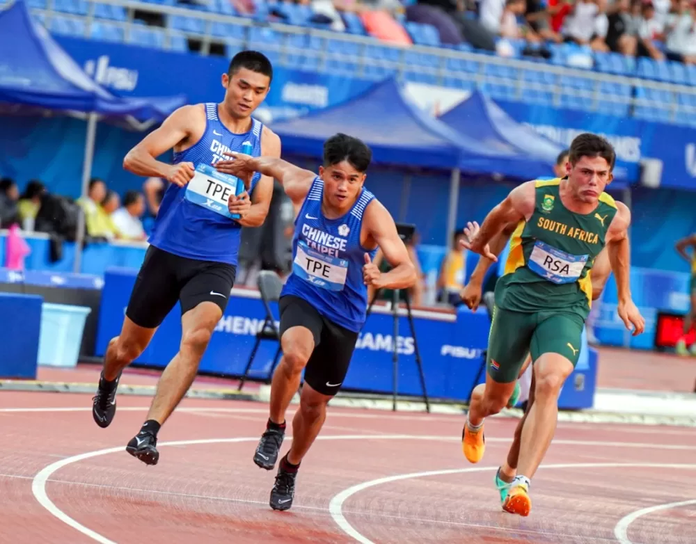 中華隊第二棒陳玟溥交給第三棒魏泰陞。王棋元/攝影。