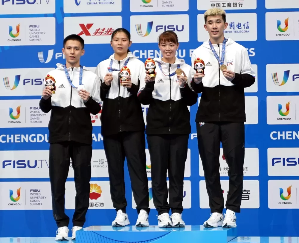 中華隊在世大運羽球混雙穿金戴銀。方芊筑/攝影。