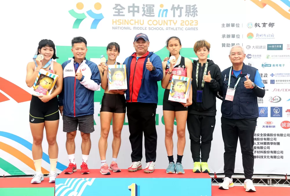 柳辰諭（左三）和「朱爸」朱明芳（中）。林嘉欣／攝影。