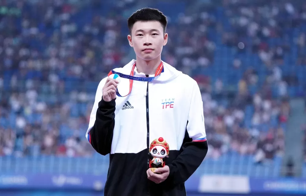 文華佑（左）在成都世大運男子跳遠奪銀。大專體總提供。