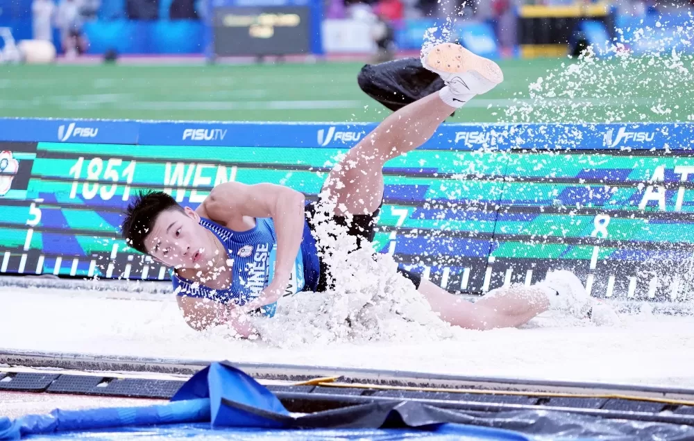 文華佑在成都世大運男子跳遠奪銀。大專體總提供。