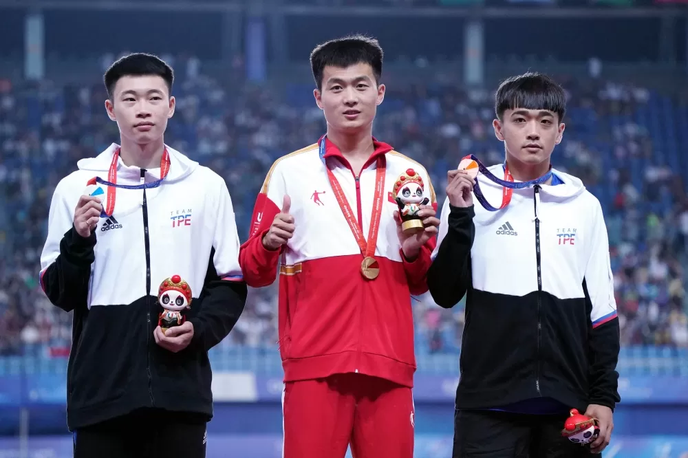 文華佑（左）和林佳興（右）在成都世大運男子跳遠銀包銅。大專體總提供。