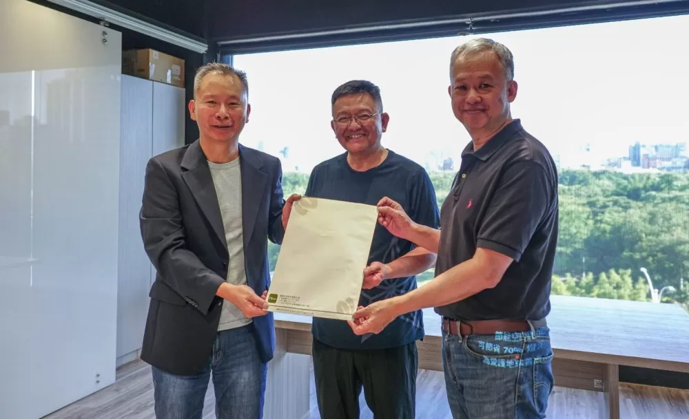 中華民國青少年足球協會成立，左起王筱薰（青少年足協籌備主委）、林哲宏（前體育署副署長任青少年足協顧問）、理事長張璨。(圖：張克銘攝)