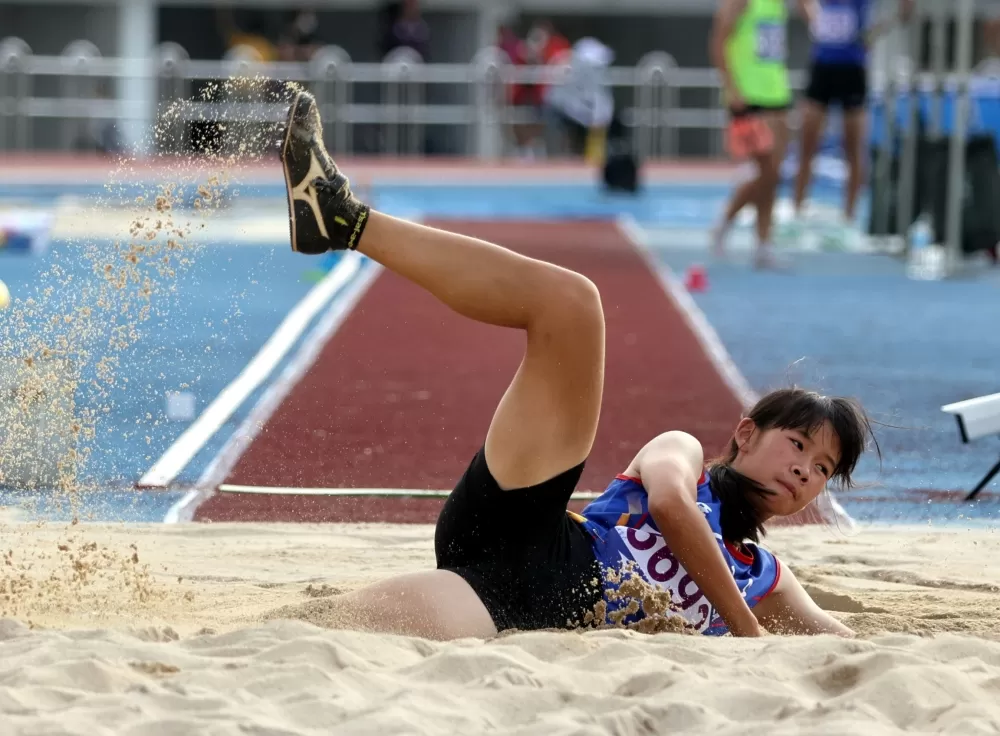 陳睿妤在國女跳遠以創最佳的5公尺62破大會。林嘉欣／攝影。