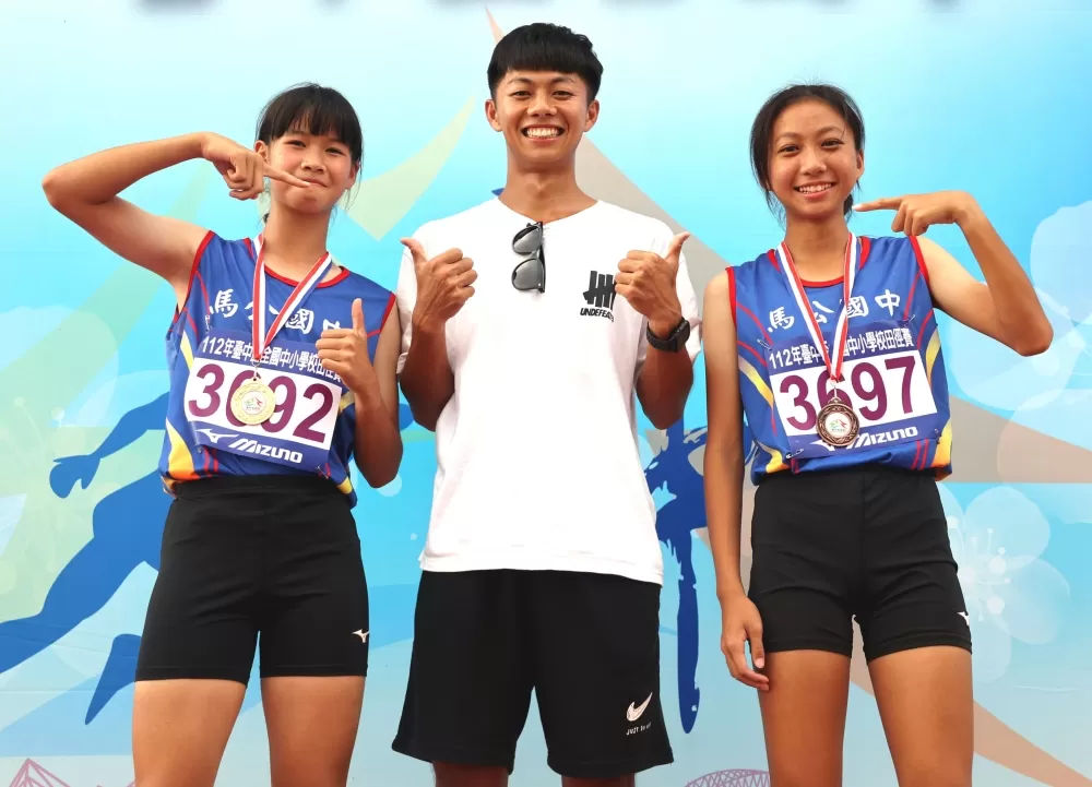 澎縣馬公國中陳睿妤（左）和趙思穎金包銅後，開心和教練許祐齊合影。