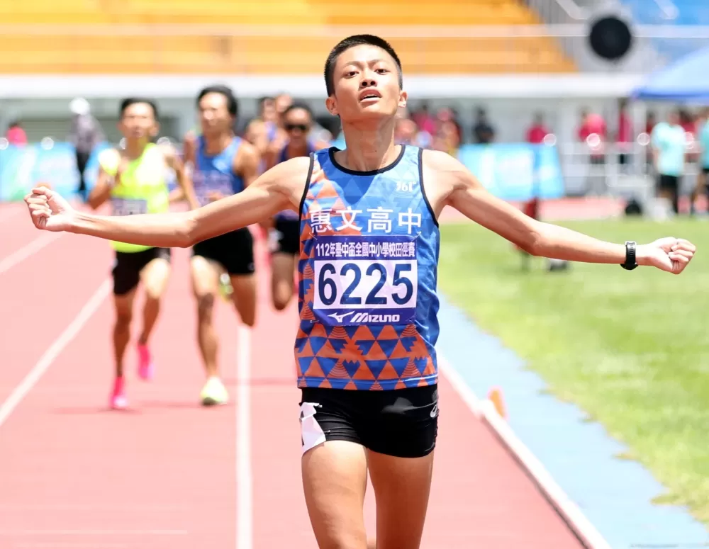 惠文高中「小隻的」陳冠穎在高男1500公尺奪金破大會。林嘉欣/攝影。
