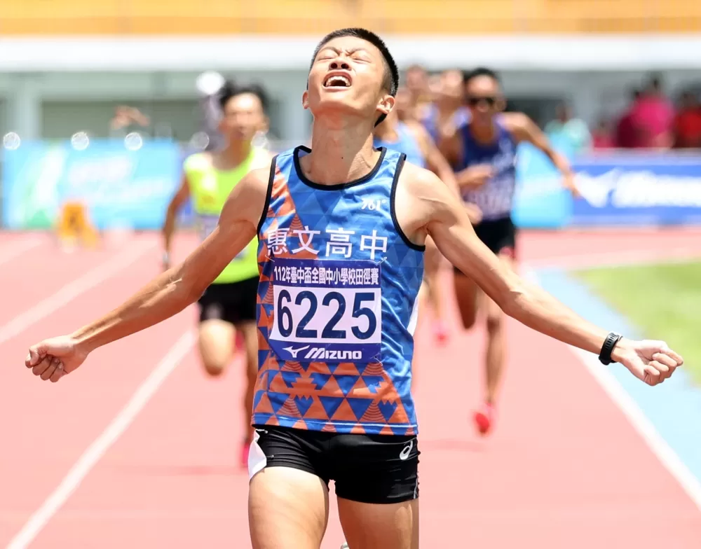 惠文高中「小隻的」陳冠穎在高男1500公尺奪金破大會。林嘉欣/攝影。