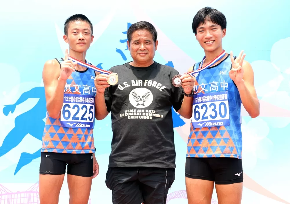 惠文高中「小隻的」陳冠穎(左)在高男1500公尺奪金破大會。林嘉欣/攝影。