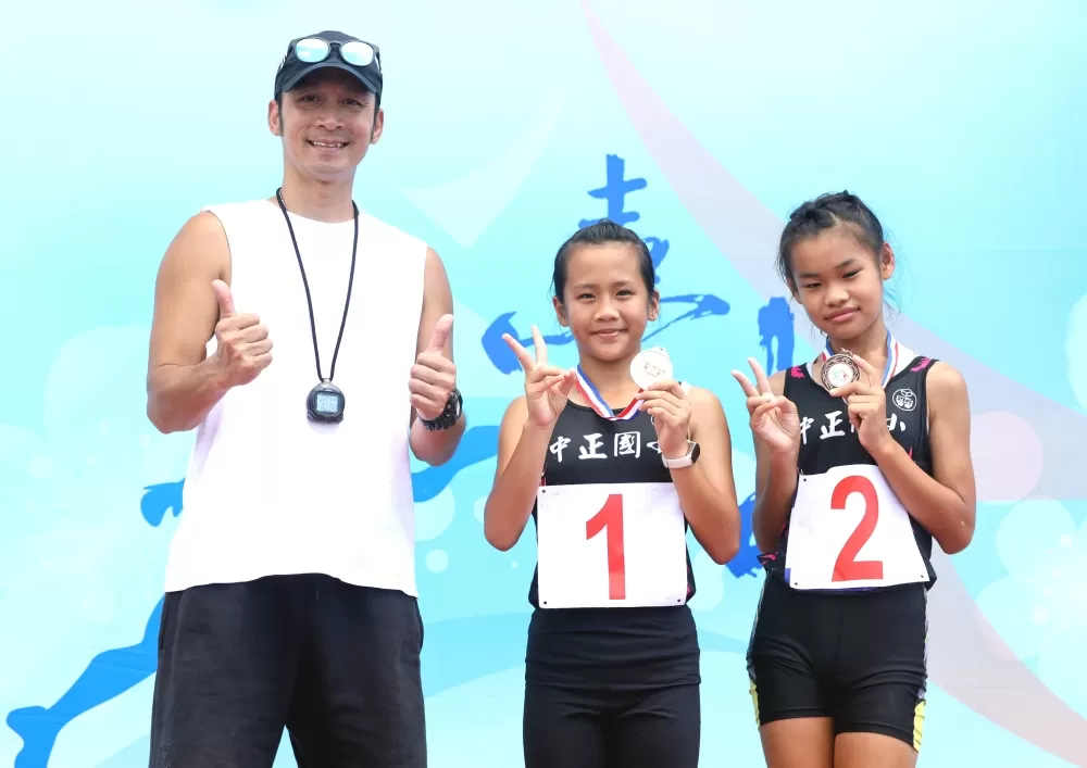桃市中正國小潘佳愛（中）和陳祉綾金包銅，開心和教練曾之輝合影。林嘉欣／攝影。
