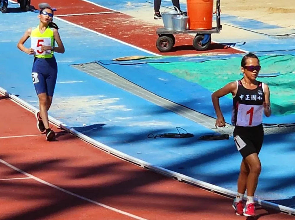 潘佳愛（前）破大會奪金。桃園中正國小體育班家長團／攝影。