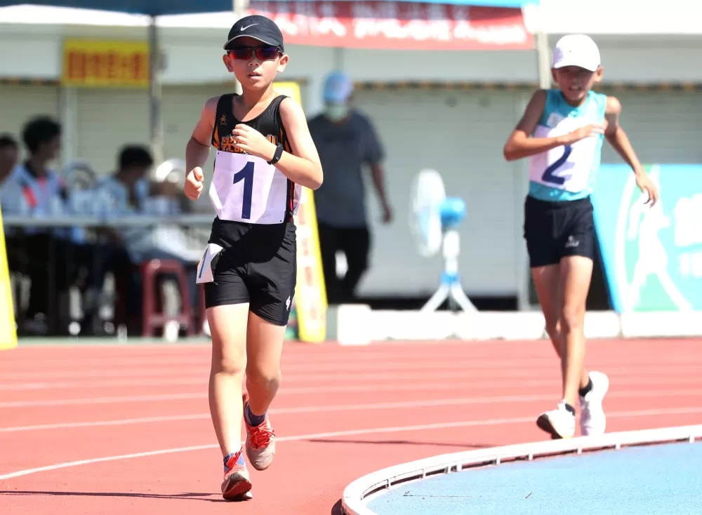 國小男童組3000公尺競走決賽。林嘉欣/攝影。