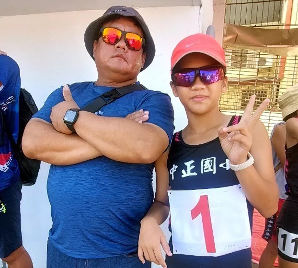 潘佳愛和爸爸。桃園中正國小體育班家長團／攝影。