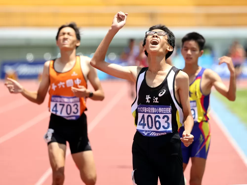 國男組新北鷺江國中王誠宇（前）破大會超激動。林嘉欣／攝影。