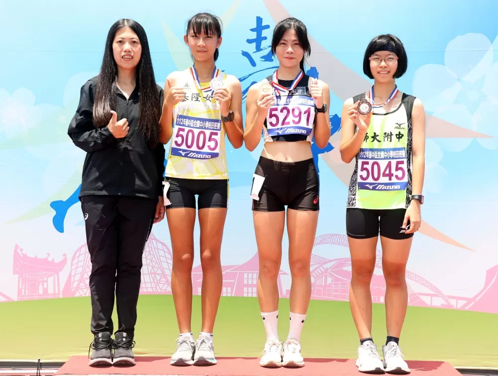 高女1500公尺前三名。嘉欣／攝影。