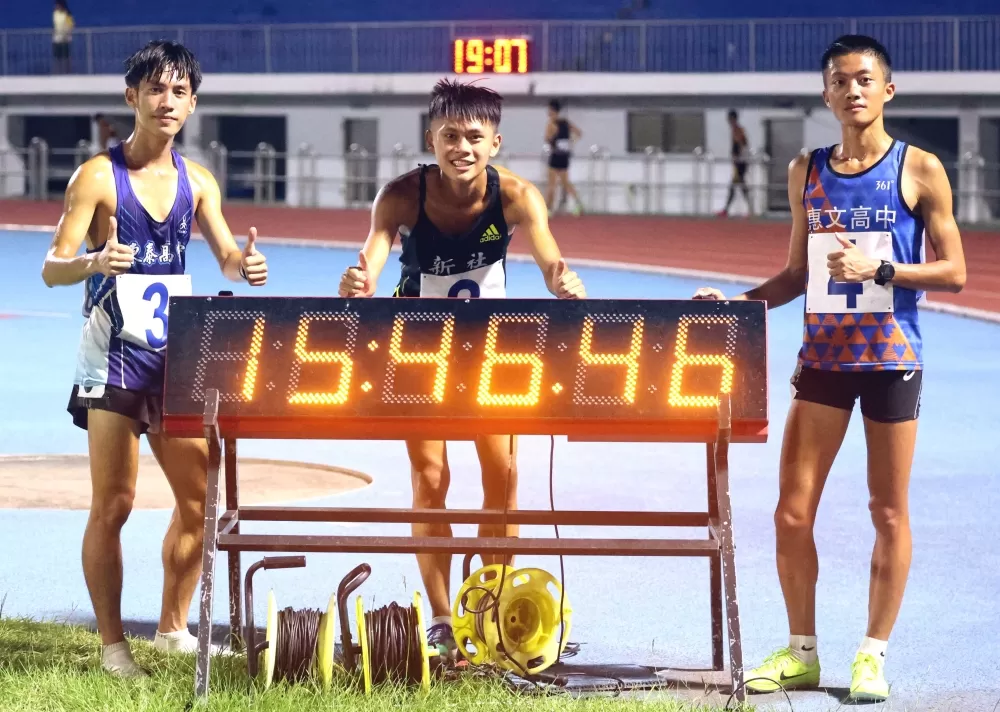 高男5000公尺前三名田睿祥（中）、風承顥（左）和陳冠穎都破大會。林嘉欣／攝影。