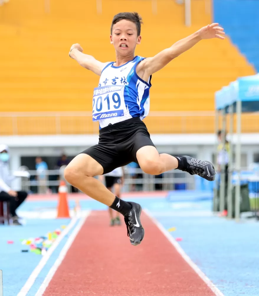 北市吉林國小林樂昕在國小男童組跳遠5.37公尺破大會。林嘉欣／攝影。