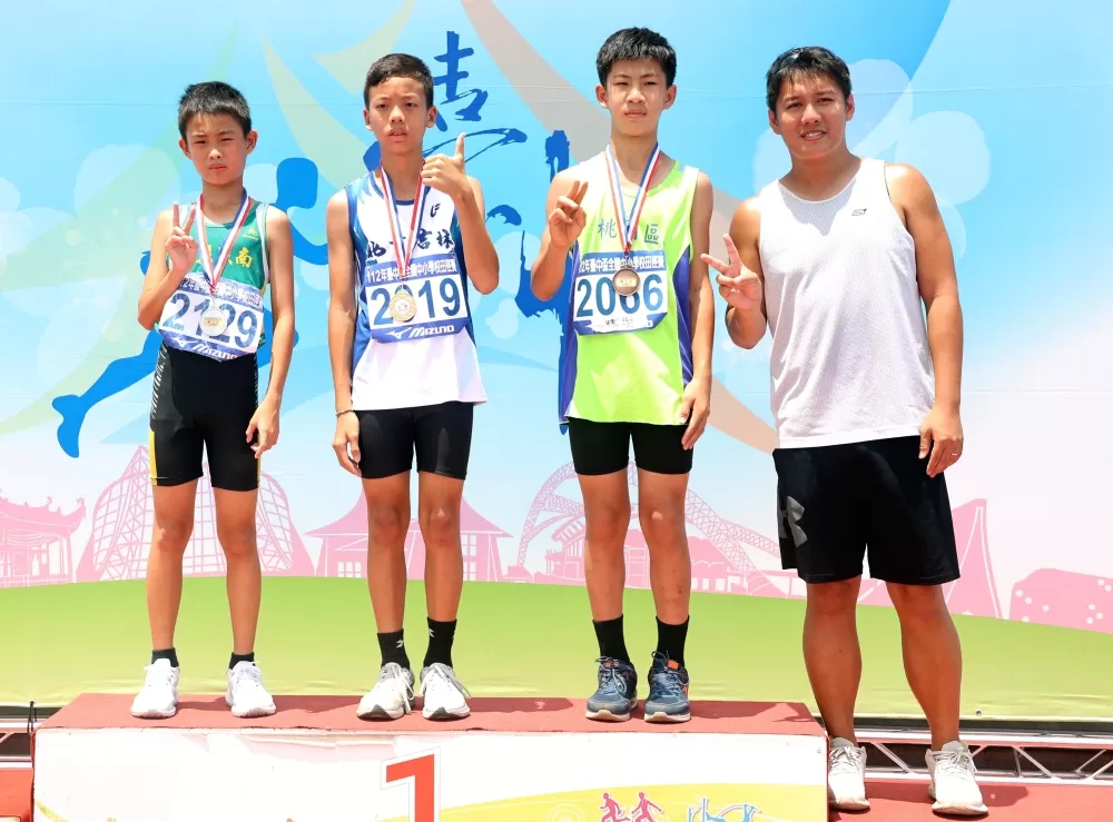 國小男童組跳遠頒獎。林嘉欣／攝影。