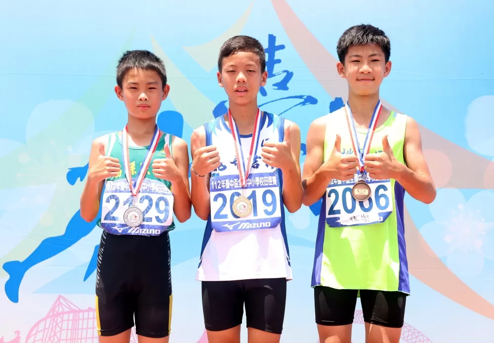 國小男童組跳遠前三名。林嘉欣/攝影。