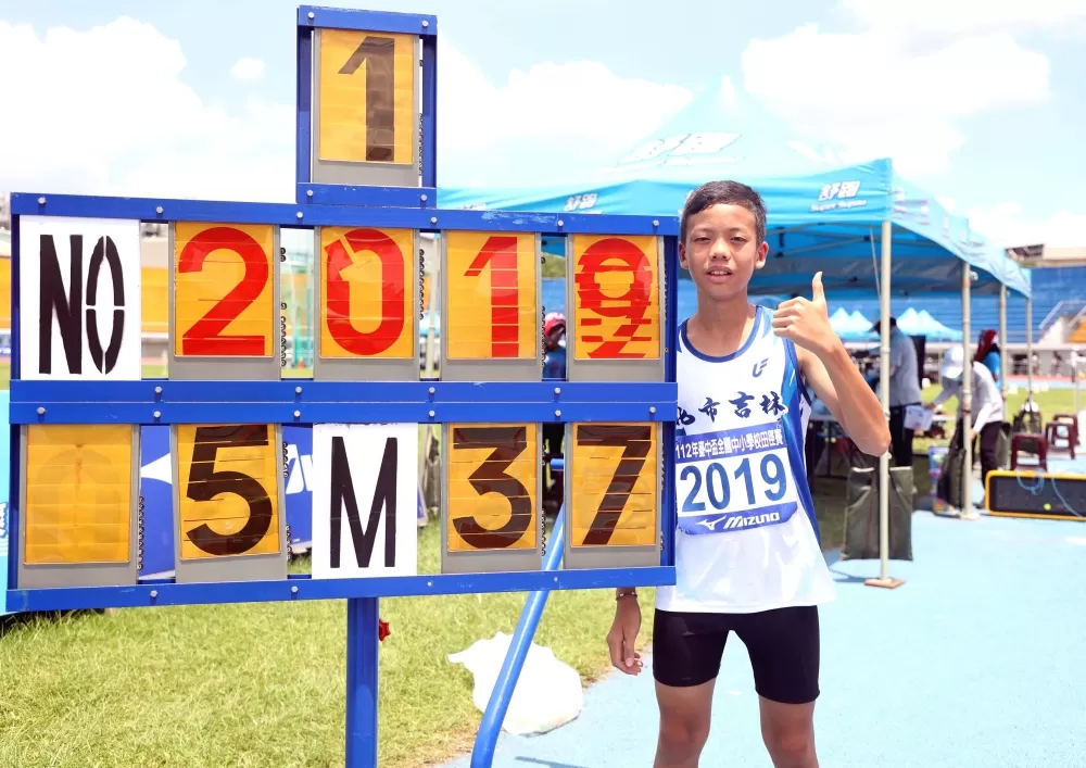 北市吉林國小林樂昕在國小男童組跳遠5.37公尺破大會。林嘉欣/攝影。