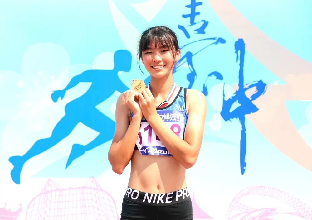 惠文高中「小雞」林俞均在高女跳遠、三級跳遠都破大會，一金一銀作收。林嘉欣／攝影。