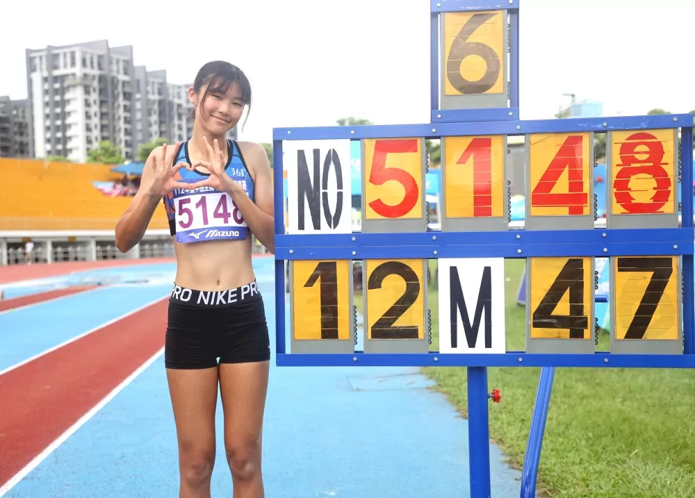 惠文高中「小雞」林俞均在高女跳遠、三級跳遠都破大會，一金一銀作收。林嘉欣／攝影。