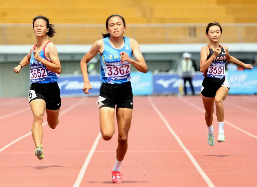 中市萬和國中陳羿岑(中)奪四金。林嘉欣/攝影。