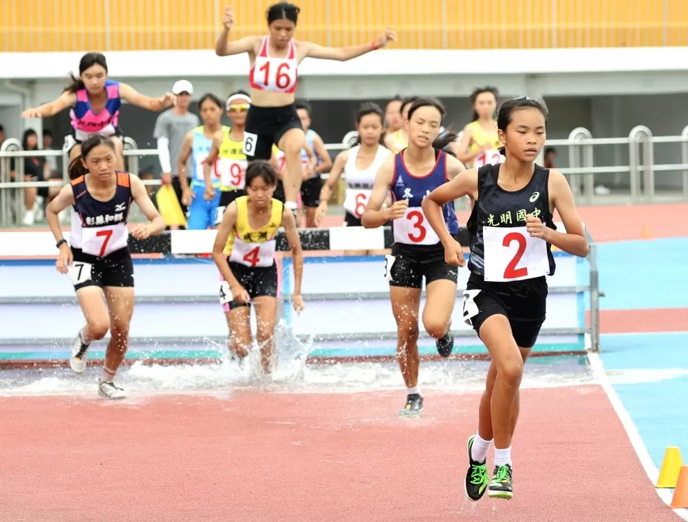 「多多」王瑩縈（前）在2000障奪金破大會。林嘉欣／攝影。
