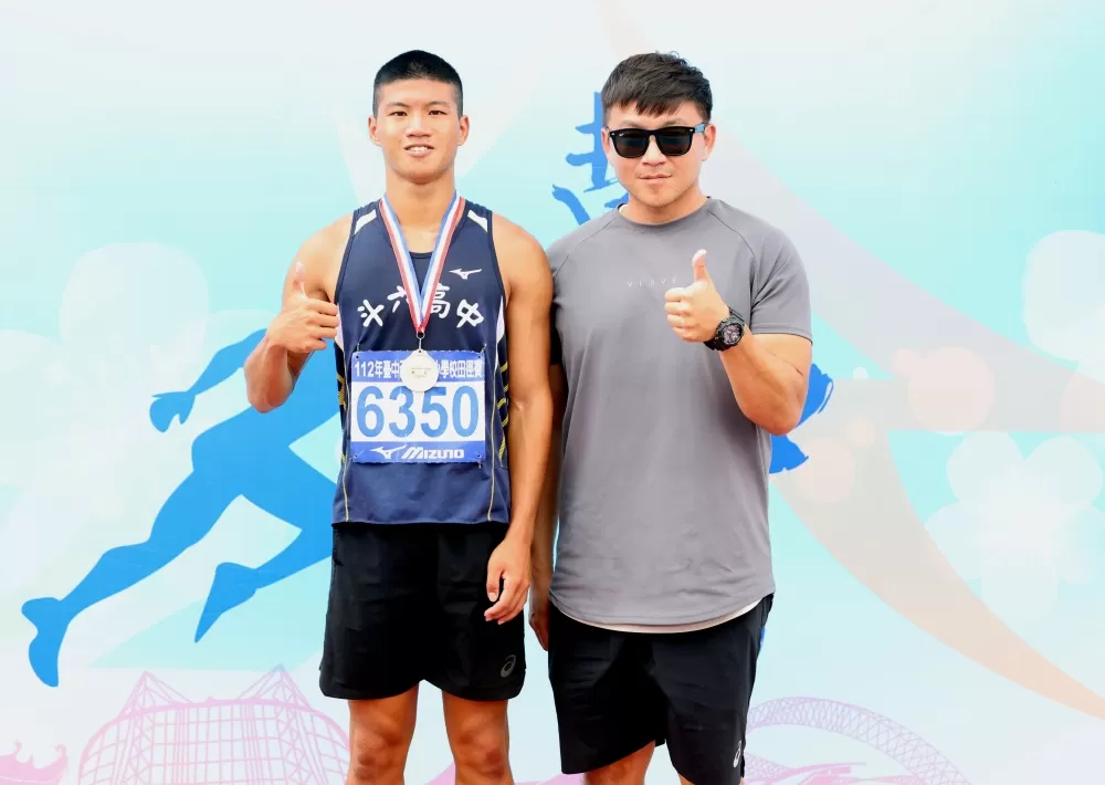 斗六高中鄭豊融和教練鄭文齊。林嘉欣／攝影。