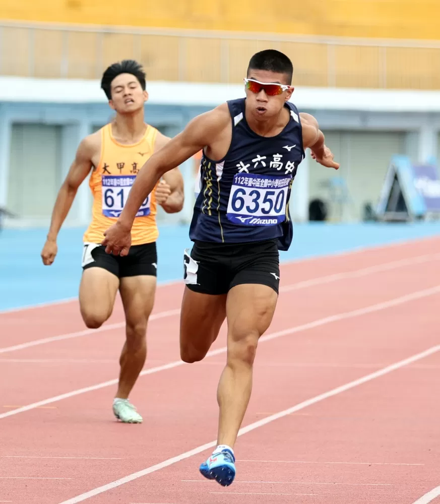 斗六高中鄭豊融（前）在臺中盃200公尺奪金破大會。林嘉欣／攝影。
