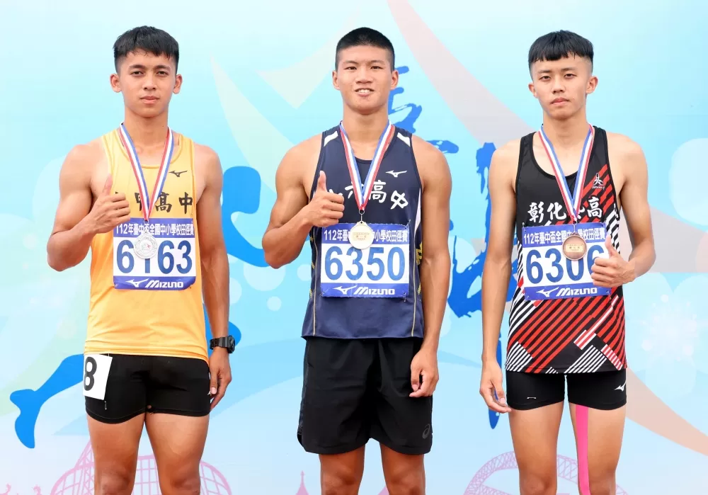 斗六高中鄭豊融（中）在臺中盃200公尺奪金破大會。林嘉欣／攝影。