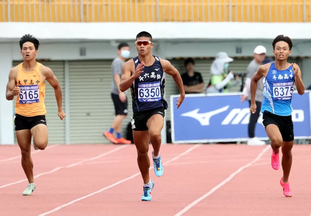 斗六高中鄭豊融（中）在臺中盃200公尺奪金破大會。林嘉欣／攝影。