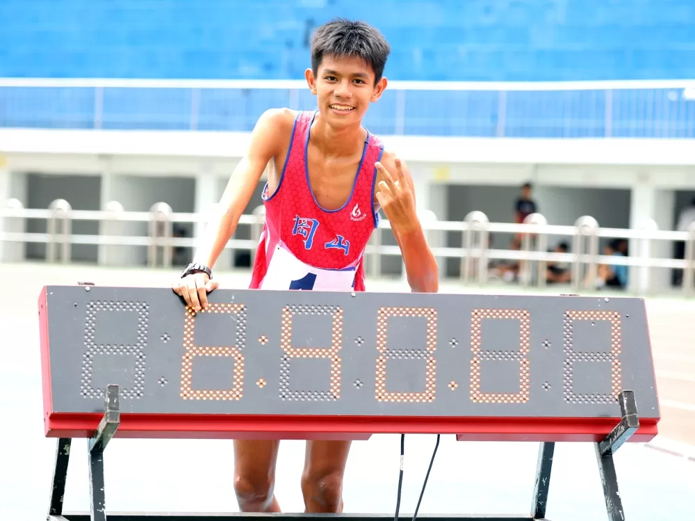 國男2000公尺障礙計時決賽,高市岡山國中李祐財破大會。林嘉欣/攝影。
