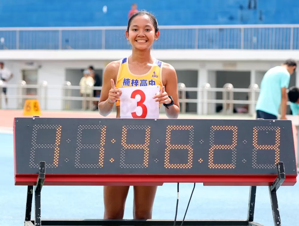 楠梓高中潘秀莉在高女3000公尺障礙奪金破大會。林嘉欣／攝影。