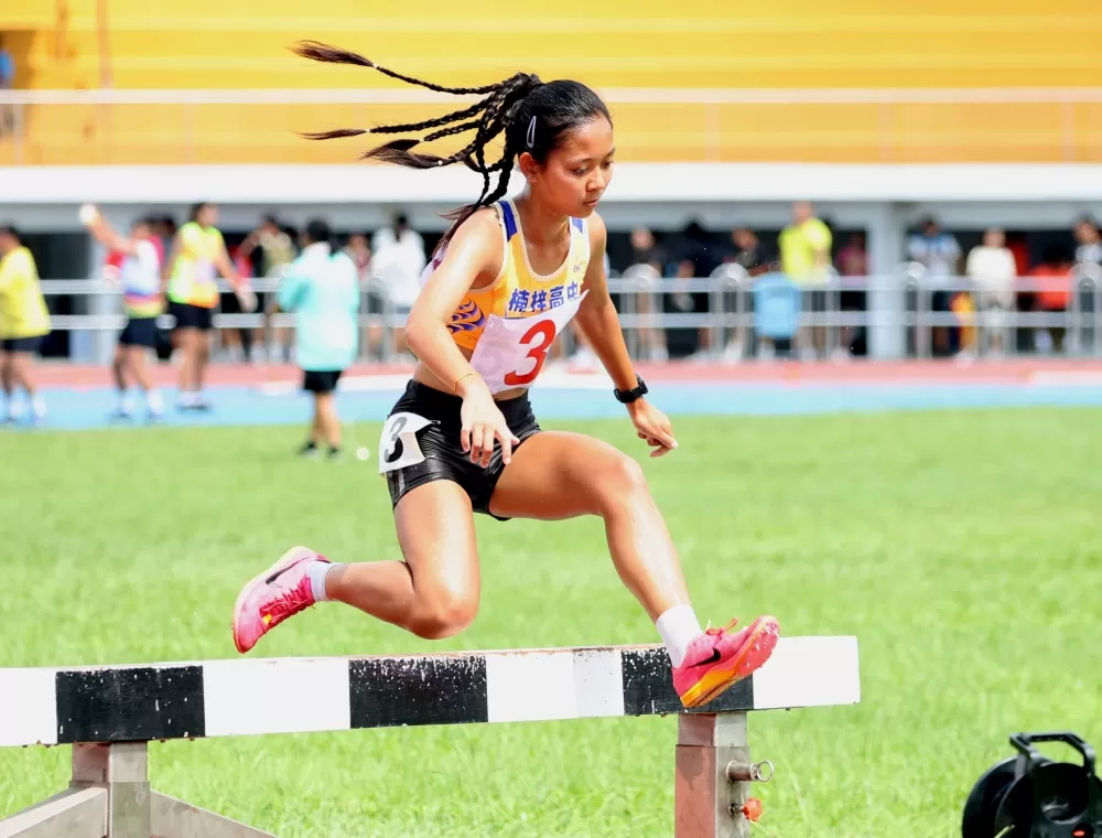 楠梓高中潘秀莉在高女3000公尺障礙奪金破大會。林嘉欣／攝影。