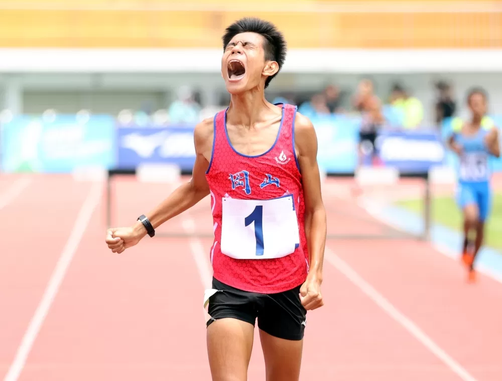 國男2000公尺障礙計時決賽,高市岡山國中李祐財(前)破大會超激動。林嘉欣/攝影。