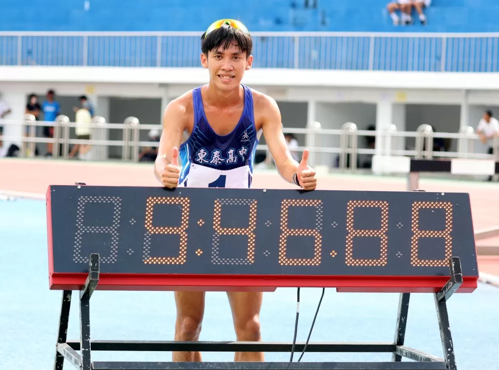 高男3000公尺障礙計時決賽，竹縣東泰高中風承顥破大會。林嘉欣／攝影。