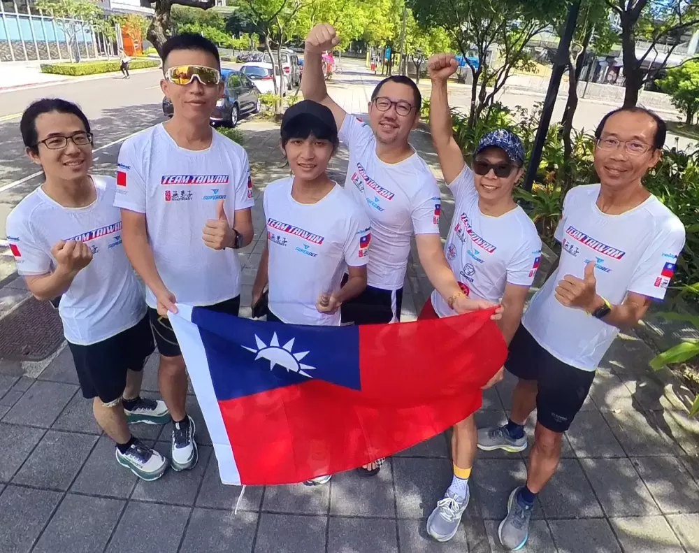 林義傑(右二)要帶5位戰友圓極地超馬夢。義傑事業股份有限公司提供。