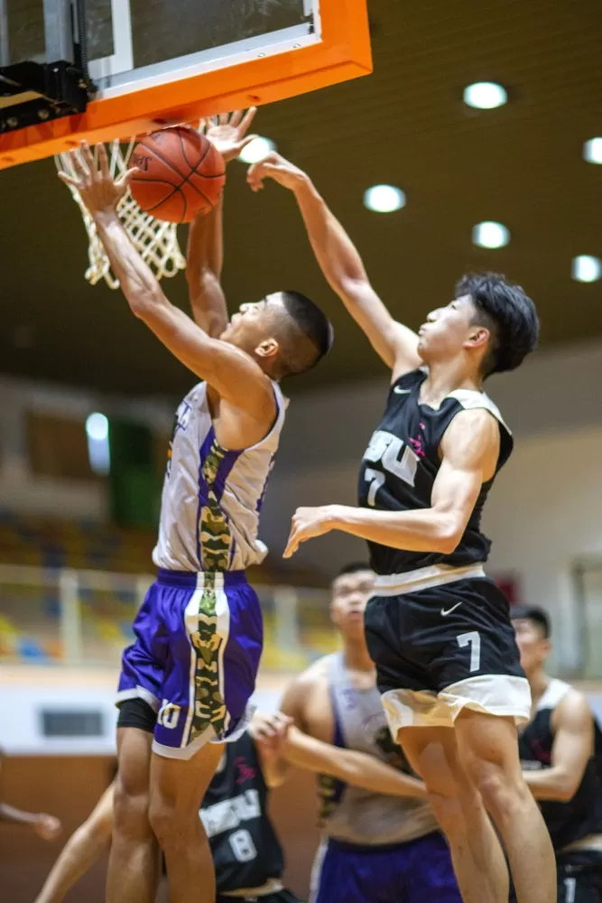冠軍賽義大東山籃下攻防。