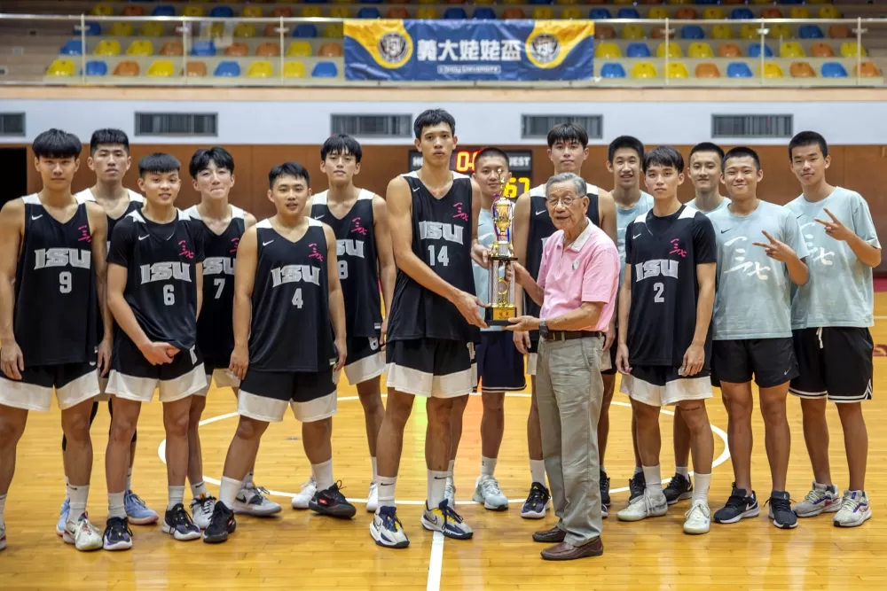大會主人「姥姥」劉錦池親頒首站冠軍給義大青年隊。
