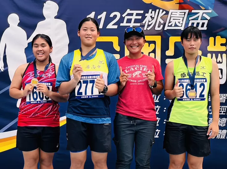 江靜緣（左二）以18公尺01打破女子鉛球U18全國紀錄。江靜緣提供。