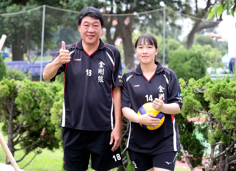 父女檔顧正雄/顧汶霖同披「金鋼狼」戰袍出賽永信杯。林嘉欣/攝影。