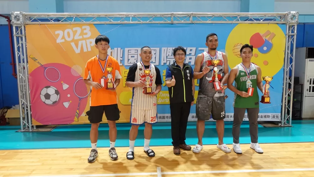 桃園市政府勞動局郭家憲科長 (中)與籃球受獎代表合影(大會提供)。