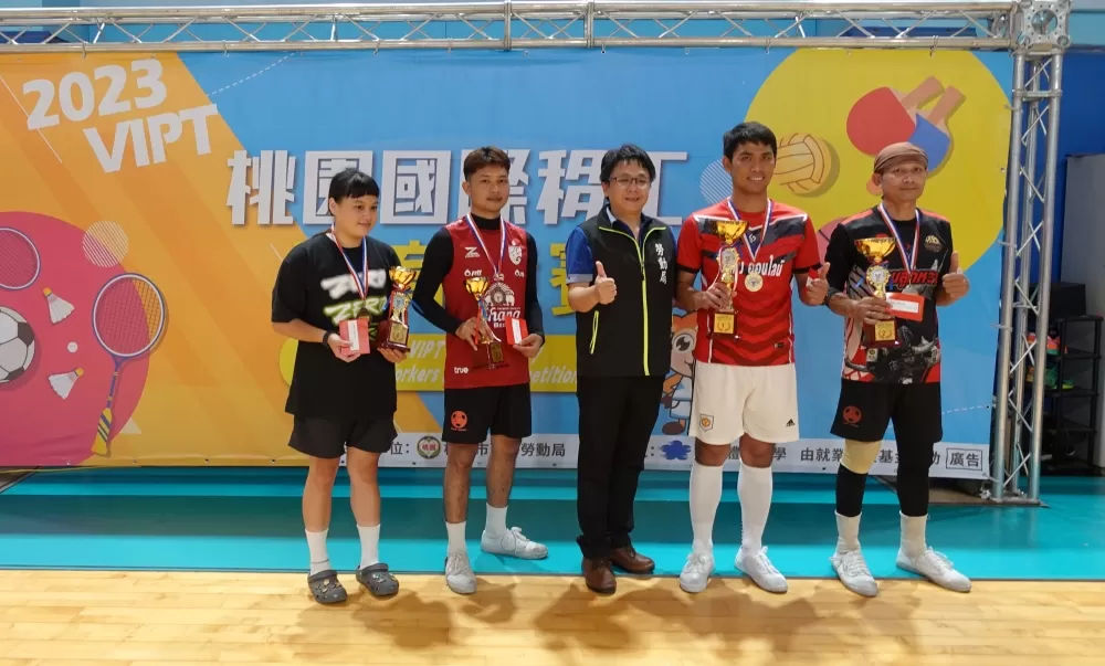 桃園市政府勞動局郭家憲科長(中)與藤球受獎代表合影(大會提供)。