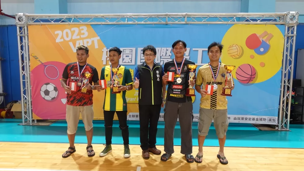 桃園市政府勞動局郭家憲科長 （中）與五人制足球受獎代表合影（大會提供）。