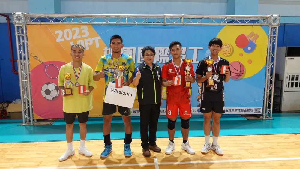 桃園市政府勞動局郭家憲科長 (中)與排球受獎代表合影(大會提供)。