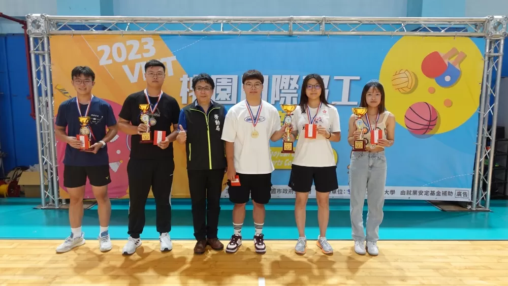 桃園市政府勞動局郭家憲科長 (左3)與桌球受獎代表合影(大會提供)。