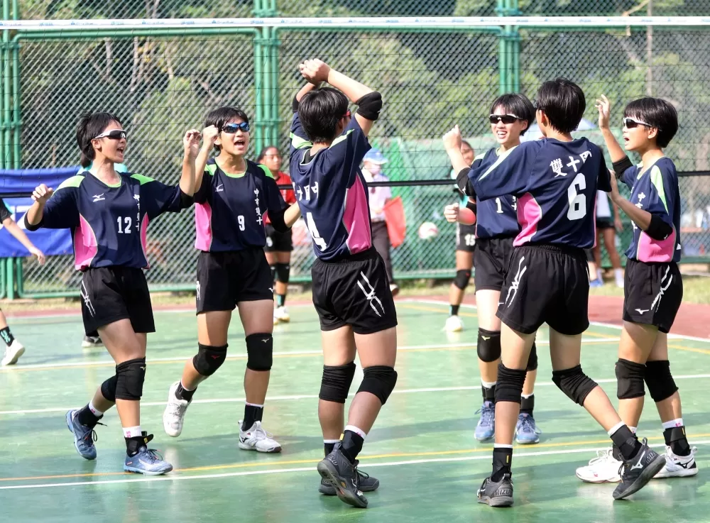 尋求國女組三連霸的雙十國中鬥志高昂。林嘉欣/攝影。