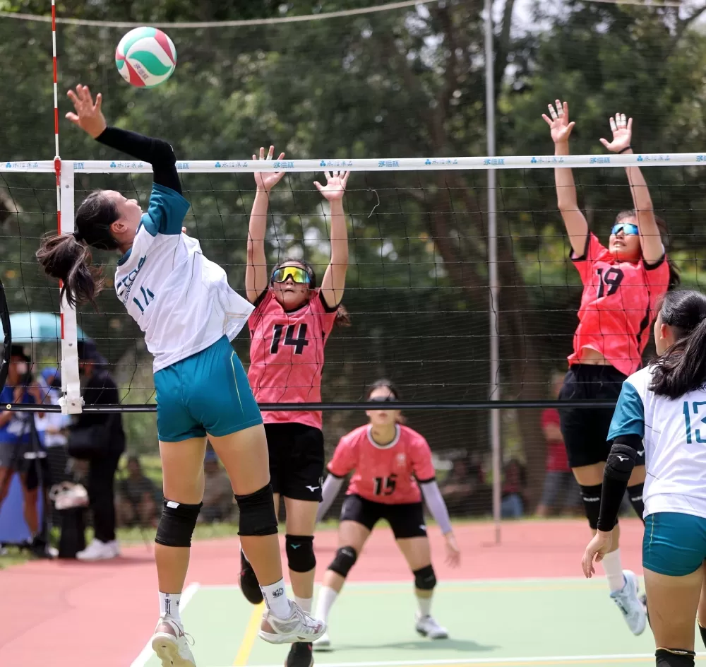 大馬天涯排球隊躍起封阻。林嘉欣／攝影。